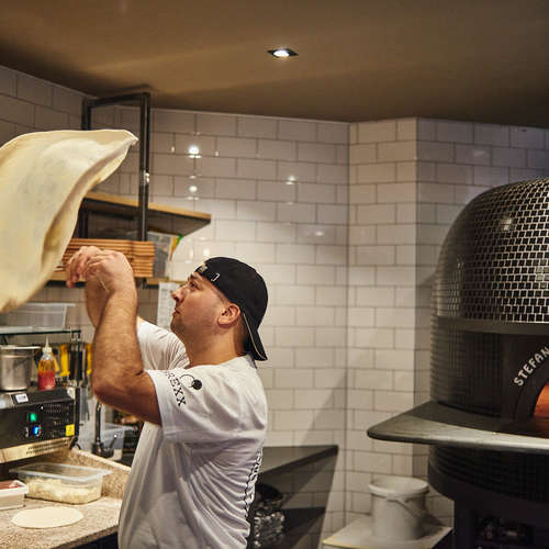 Brexx Pizzabäcker wirft Pizza
