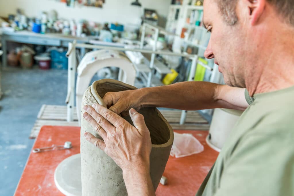 Keramiker stellt eine Vase aus Keramik her