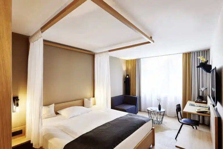 Ritterzimmer mit Himmelbett