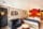 King Size Bett und Sessel im Burgblick Zimmer