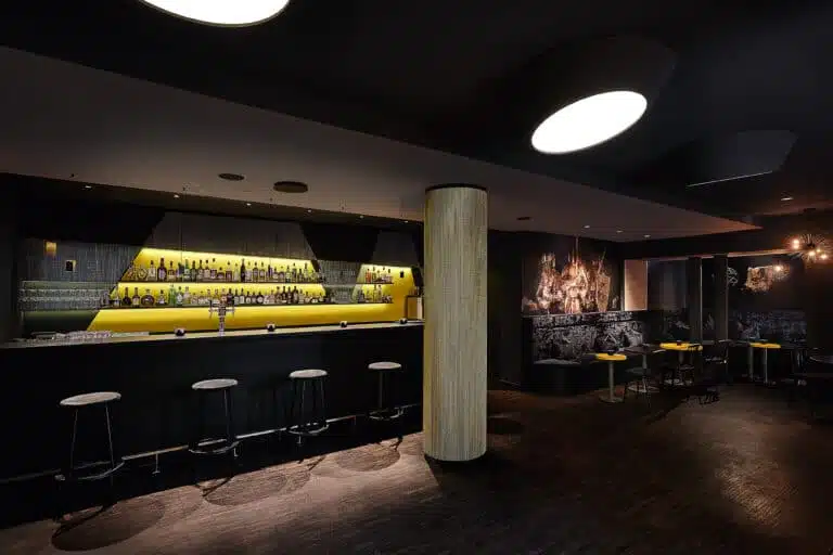 Club Yellow mit Bar und Theke
