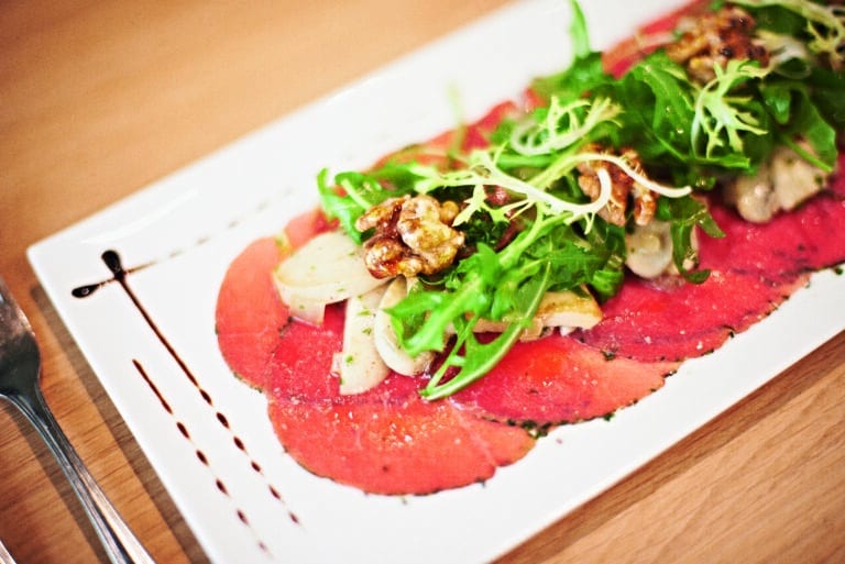 Carpaccio mit Wildkräutersalat