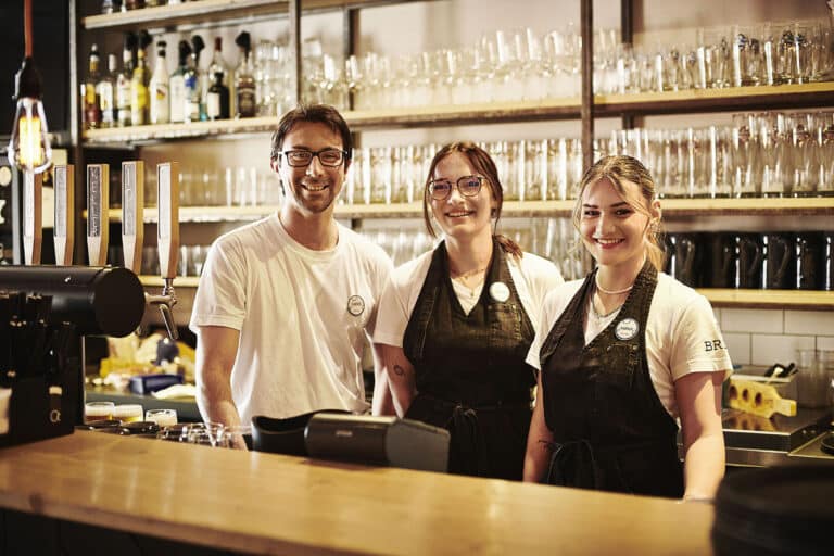 BREXX Teammitglieder stehen hinter der Theke